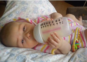 baby drinking from anti colic bottle